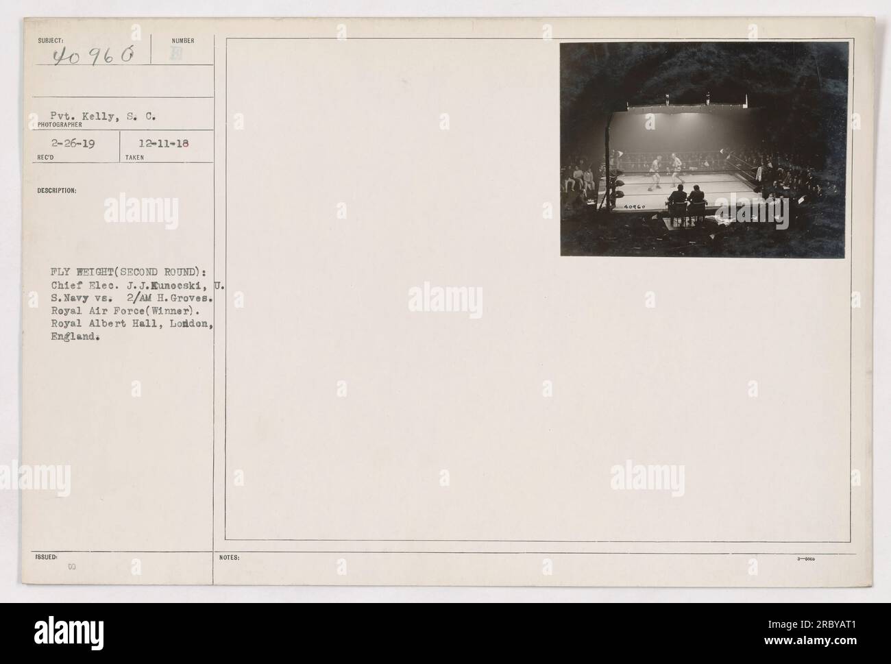 Foto di un incontro di boxe tra il Capo Elec J.J.Kunoeski della J. S. Navy e 2/AM H. Groves della Royal Air Force (Vincitore) presso la Royal Albert Hall di Londra, Inghilterra. Il match ebbe luogo il 26 febbraio 1919 e fu catturato da Pvt. Kelly, S.C.' Foto Stock