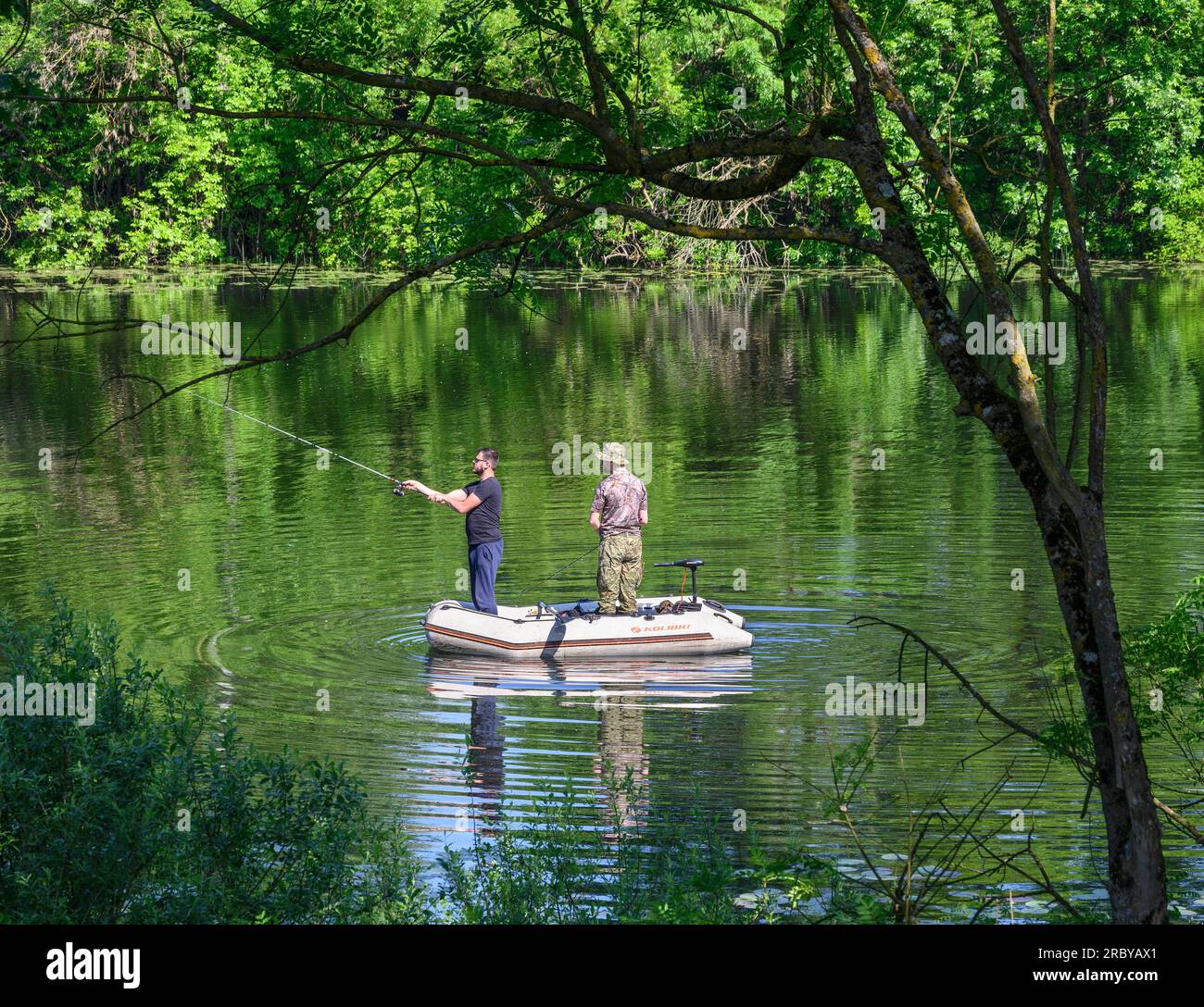 Pescatori sul fiume Sava a Lonja. Parco naturale di Lonjsko Polje, Repubblica di Croazia. Foto Stock