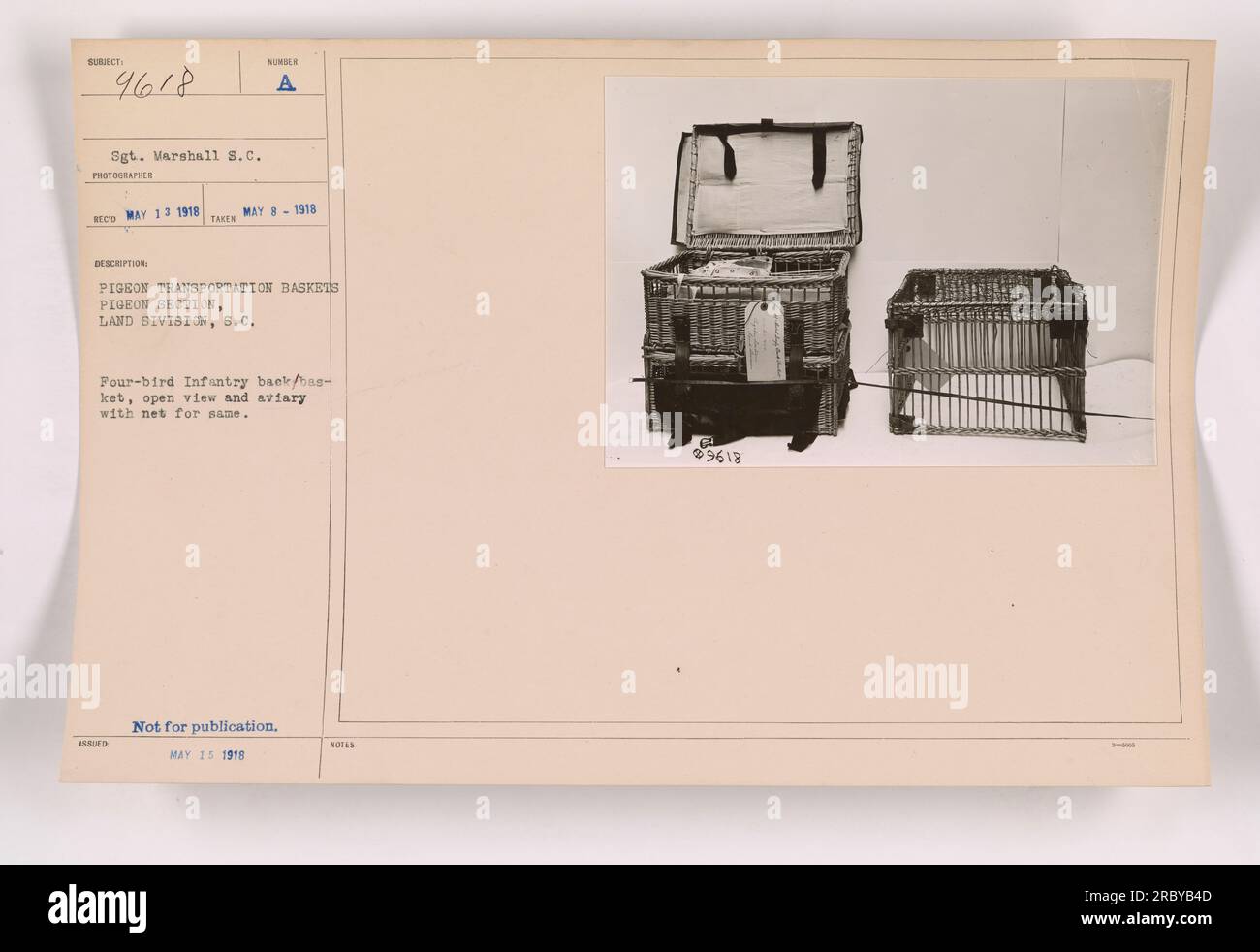 Il sergente Varshall ha fotografato i cestini di trasporto dei piccioni nella sezione dei piccioni della Divisione terrestre durante la prima guerra mondiale. L'immagine mostra una schiena/cesto di fanteria da quattro uccelli e una voliera aperta con una rete per ospitare i piccioni. La fotografia è stata scattata il 13 maggio 1918 e contrassegnata come non per la pubblicazione. Foto Stock
