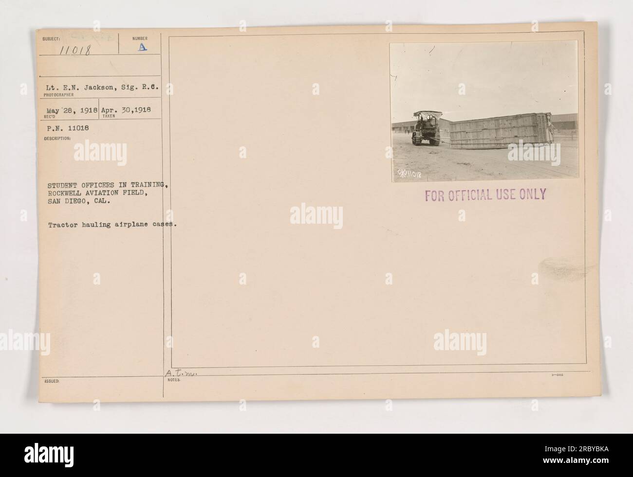 Allievi ufficiali in formazione al Rockwell Aviation Field di San Diego, California. Viene mostrato un trattore che trasporta le valigie degli aerei. Questa fotografia, numerata 11018, è stata scattata dal tenente E.N. Jackson del Signal Corps, e la firma del fotografo recita "SUMBE A.". L'intervallo di date indicato è dal 30 aprile 1918 al 28 maggio 1918. La descrizione indica che la fotografia è stata rilasciata esclusivamente per uso ufficiale. Foto Stock
