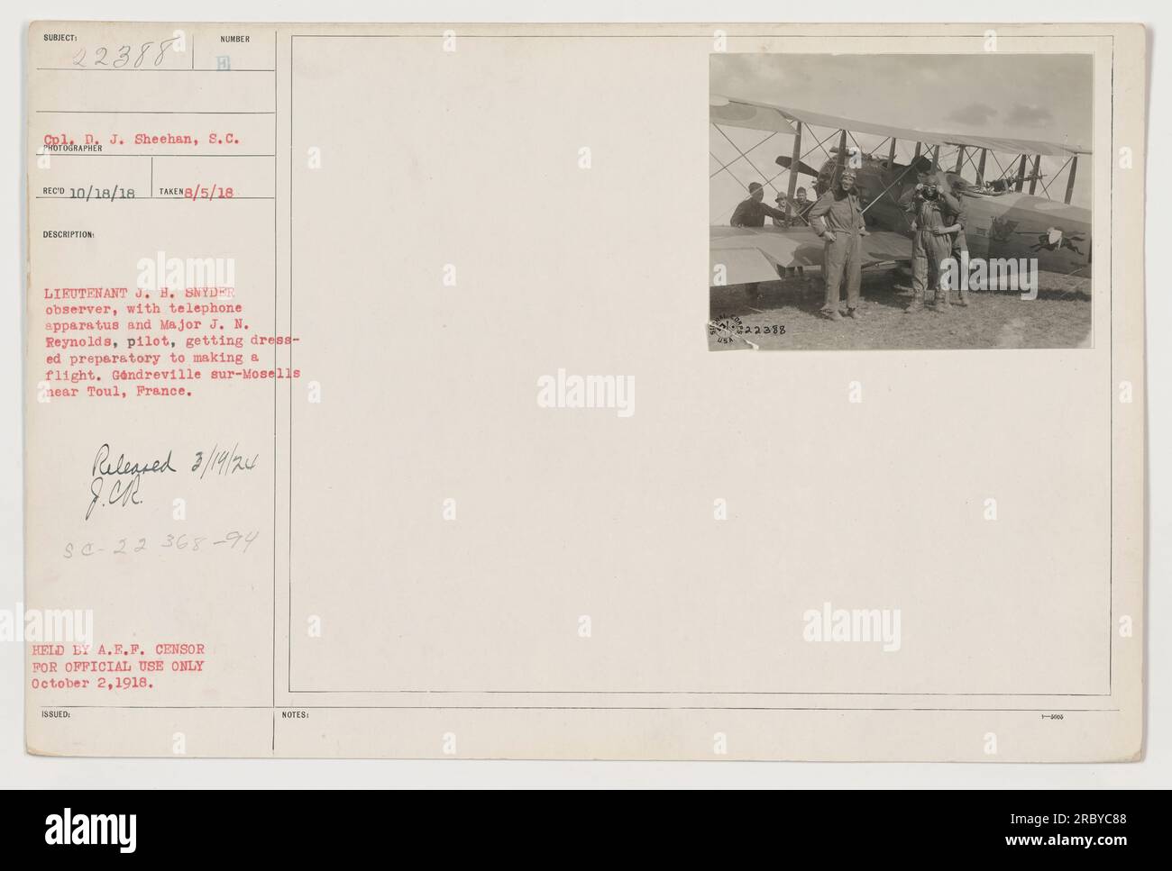 Tenente J.H. Snyder, osservatore, è visto con un apparecchio telefonico mentre il maggiore J.N. Reynolds, pilota, si prepara per un volo. L'immagine è stata scattata il 5 agosto 1918 a Gondreville sur-Moselle vicino a Toul, in Francia. È il numero di inventario 22388 ed è detenuto dalla A.E.F. censor solo per uso ufficiale. Foto Stock