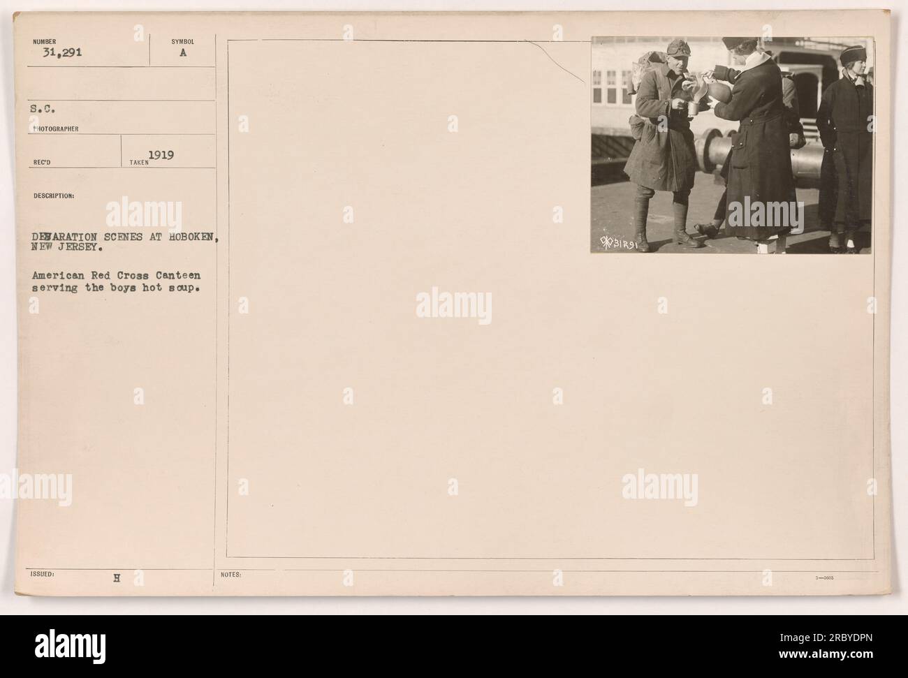 I volontari della Croce Rossa americana che servono zuppa calda ai soldati a Hoboken, New Jersey durante la prima guerra mondiale I soldati sono visti gustare un pasto caldo fornito dalla Croce Rossa. Immagine numero 31.291 dalla collezione di fotografie delle attività militari americane durante la prima guerra mondiale. Foto Stock