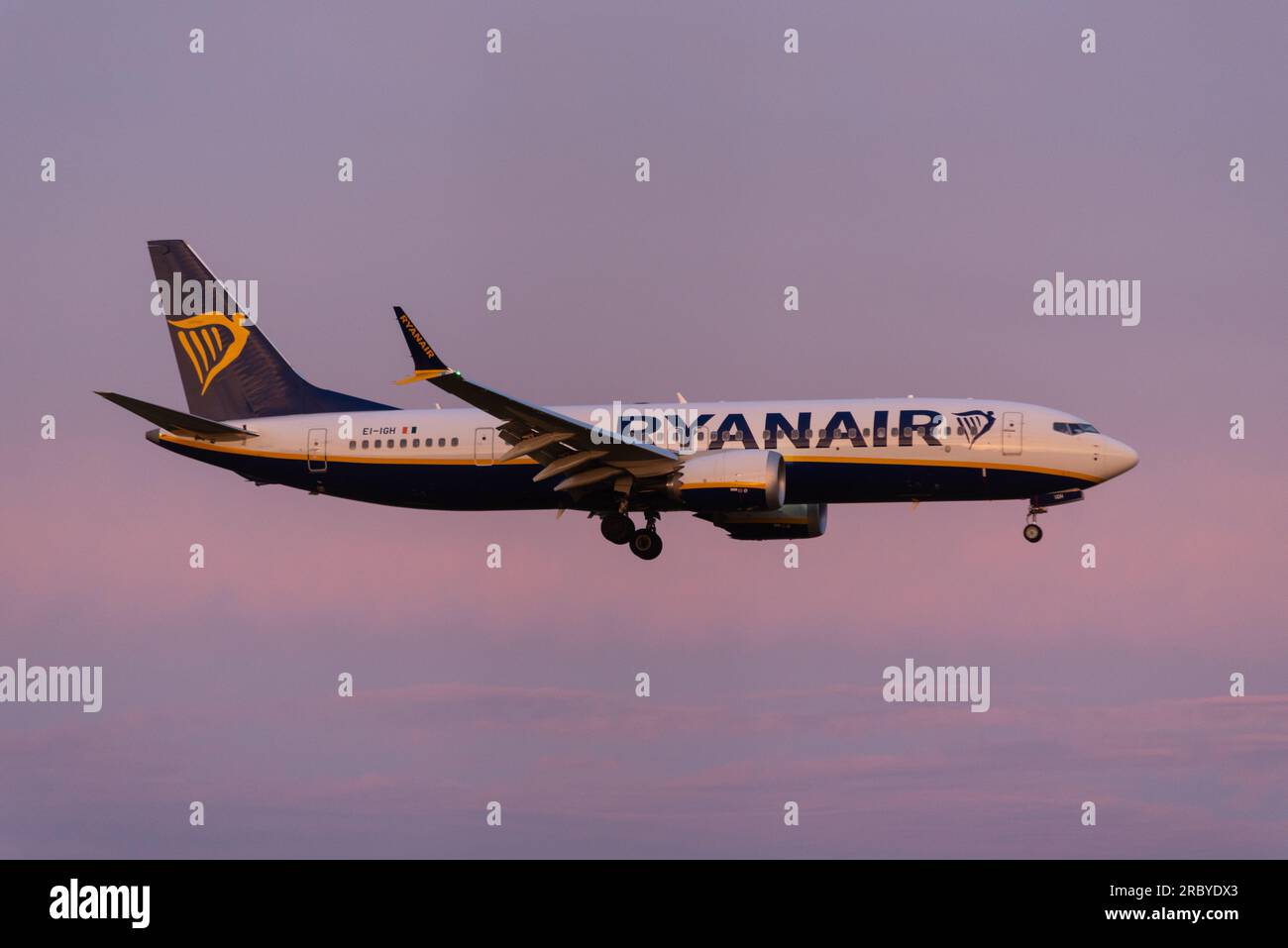 Ryanair Boeing 737 MAX aeroplano di linea in finale per atterrare all'aeroporto di Londra Stansted, Essex, Regno Unito. Boeing 737-8-200 MAX Foto Stock