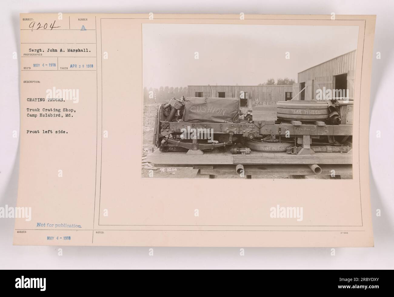 Il sergente John A. Marshall ha fotografato i camion in gabbia al negozio di casse di camion a Camp Hilloard, Maryland. L'immagine è stata scattata il 3 aprile 1918. La fotografia cattura il lato anteriore sinistro di un veicolo, con caratteristiche evidenti come un cuscino sulla ruota posteriore. È stato contrassegnato come non destinato alla pubblicazione." Foto Stock