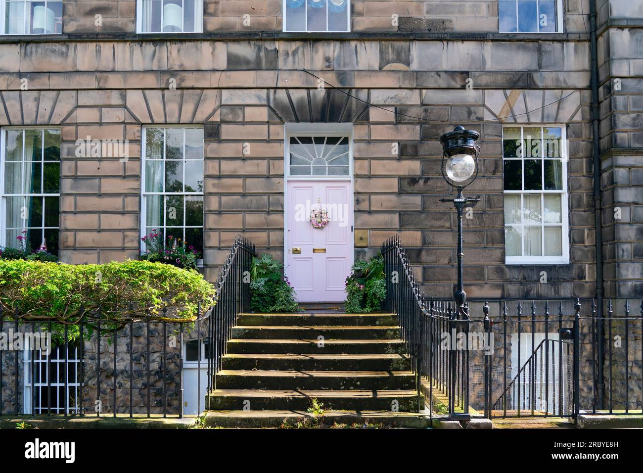 Edimburgo, Scozia, Regno Unito, 11 luglio 2023. La famosa "porta rosa" nella New Town di Edimburgo è stata ridipinta "di bianco" secondo la proprietaria Miranda Dickson. La casa è all'interno di un sito patrimonio dell'umanità dell'UNESCO e il Consiglio comunale di Edimburgo, a seguito di una denuncia, ha minacciato la signora Dickson di una multa grande se non ha ridipinto la porta in un colore più conservativo. La porta riverniciata è stata ora nuovamente ritenuta inopportuna con una nuova denuncia presentata al Consiglio. Iain Masterton/Alamy Live News Foto Stock