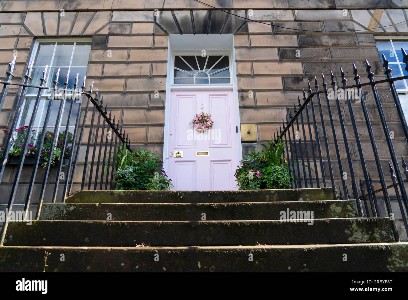 Edimburgo, Scozia, Regno Unito, 11 luglio 2023. La famosa "porta rosa" nella New Town di Edimburgo è stata ridipinta "di bianco" secondo la proprietaria Miranda Dickson. La casa è all'interno di un sito patrimonio dell'umanità dell'UNESCO e il Consiglio comunale di Edimburgo, a seguito di una denuncia, ha minacciato la signora Dickson di una multa grande se non ha ridipinto la porta in un colore più conservativo. La porta riverniciata è stata ora nuovamente ritenuta inopportuna con una nuova denuncia presentata al Consiglio. Iain Masterton/Alamy Live News Foto Stock