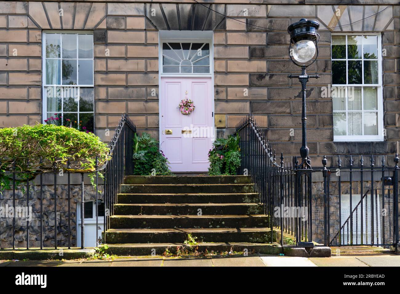 Edimburgo, Scozia, Regno Unito, 11 luglio 2023. La famosa "porta rosa" nella New Town di Edimburgo è stata ridipinta "di bianco" secondo la proprietaria Miranda Dickson. La casa è all'interno di un sito patrimonio dell'umanità dell'UNESCO e il Consiglio comunale di Edimburgo, a seguito di una denuncia, ha minacciato la signora Dickson di una multa grande se non ha ridipinto la porta in un colore più conservativo. La porta riverniciata è stata ora nuovamente ritenuta inopportuna con una nuova denuncia presentata al Consiglio. Iain Masterton/Alamy Live News Foto Stock