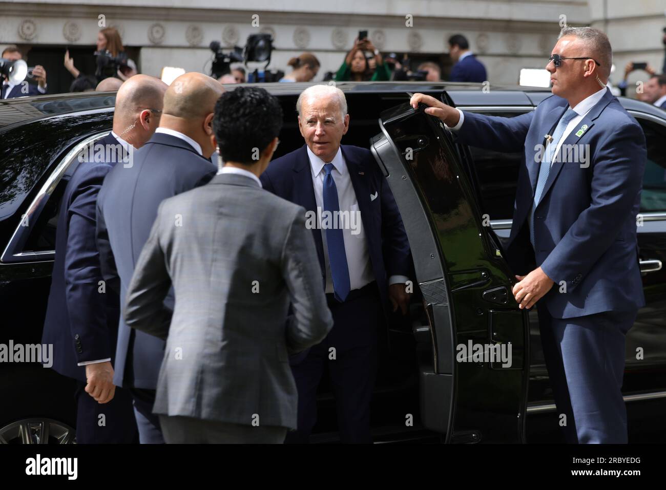 Londra, Regno Unito. 10 luglio 2023. Il presidente degli Stati Uniti Joe Biden esce dal suo corteo all'arrivo per incontrare il primo ministro britannico Rishi Sunak, fuori dal 10 di Downing Street, il 10 luglio 2023 a Londra, in Inghilterra. Biden è il Regno Unito prima di partecipare al vertice NATO in Lituania. Crediti: Alice Hodgson/Alice Hodgson/No 10 Downing Street/Alamy Live News Foto Stock