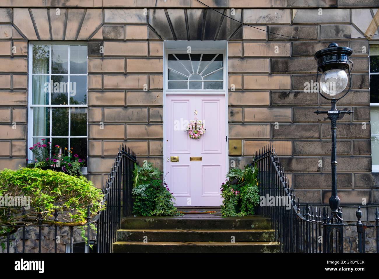 Edimburgo, Scozia, Regno Unito, 11 luglio 2023. La famosa "porta rosa" nella New Town di Edimburgo è stata ridipinta "di bianco" secondo la proprietaria Miranda Dickson. La casa è all'interno di un sito patrimonio dell'umanità dell'UNESCO e il Consiglio comunale di Edimburgo, a seguito di una denuncia, ha minacciato la signora Dickson di una multa grande se non ha ridipinto la porta in un colore più conservativo. La porta riverniciata è stata ora nuovamente ritenuta inopportuna con una nuova denuncia presentata al Consiglio. Iain Masterton/Alamy Live News Foto Stock