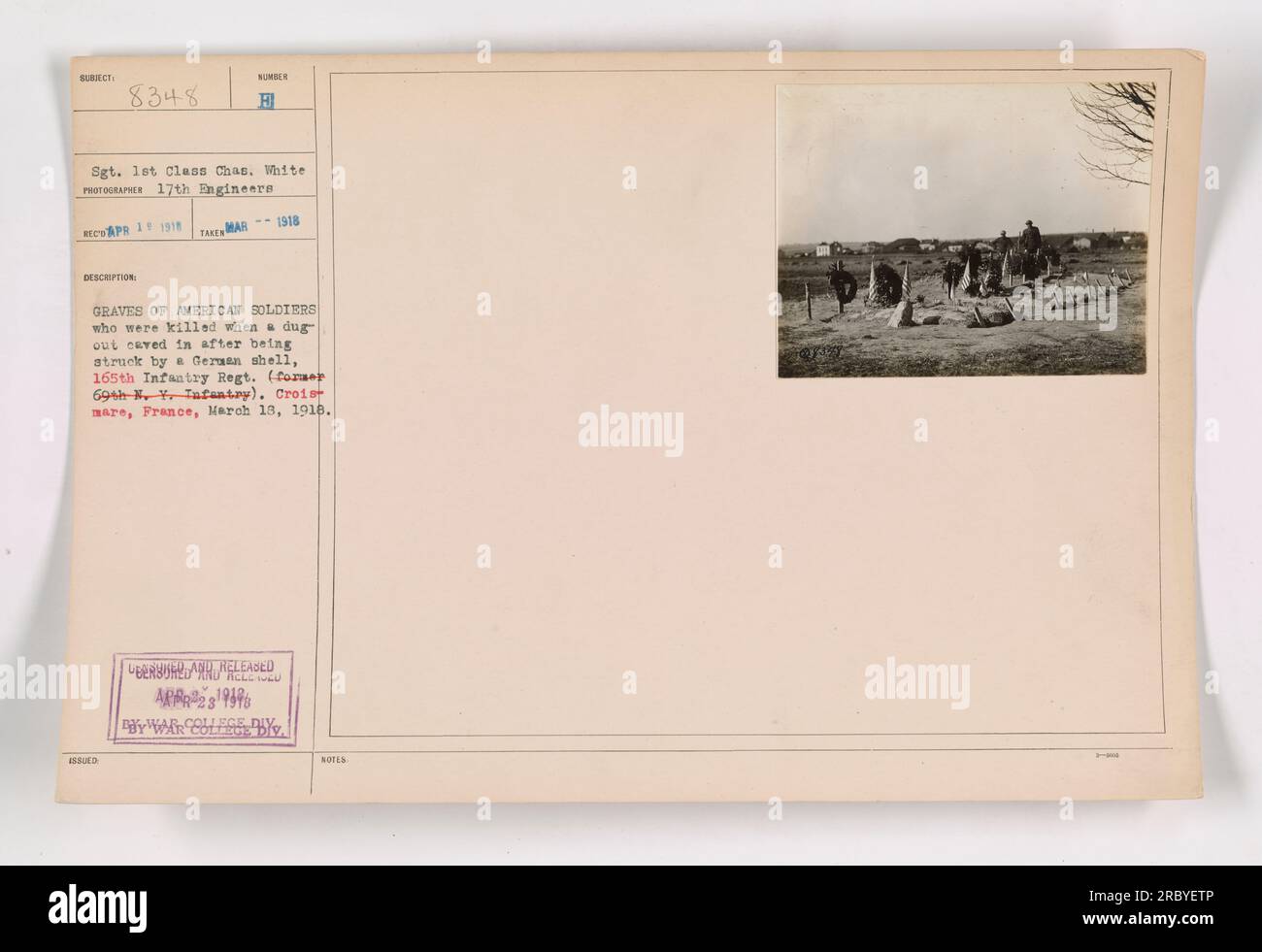Tombe di soldati americani uccisi quando un dugout crollò dopo essere stato colpito da un proiettile tedesco. La foto è stata scattata dal Sgt. 1st Class Chas. White of the 17th Engineers il 18 marzo 1918. Il sito si trova a Crois mare, in Francia. I soldati appartenevano al 165th Infantry Regiment, precedentemente noto come 69th X, Y, Infantry. L'immagine è stata censurata e pubblicata il 19 aprile 1918. Foto Stock