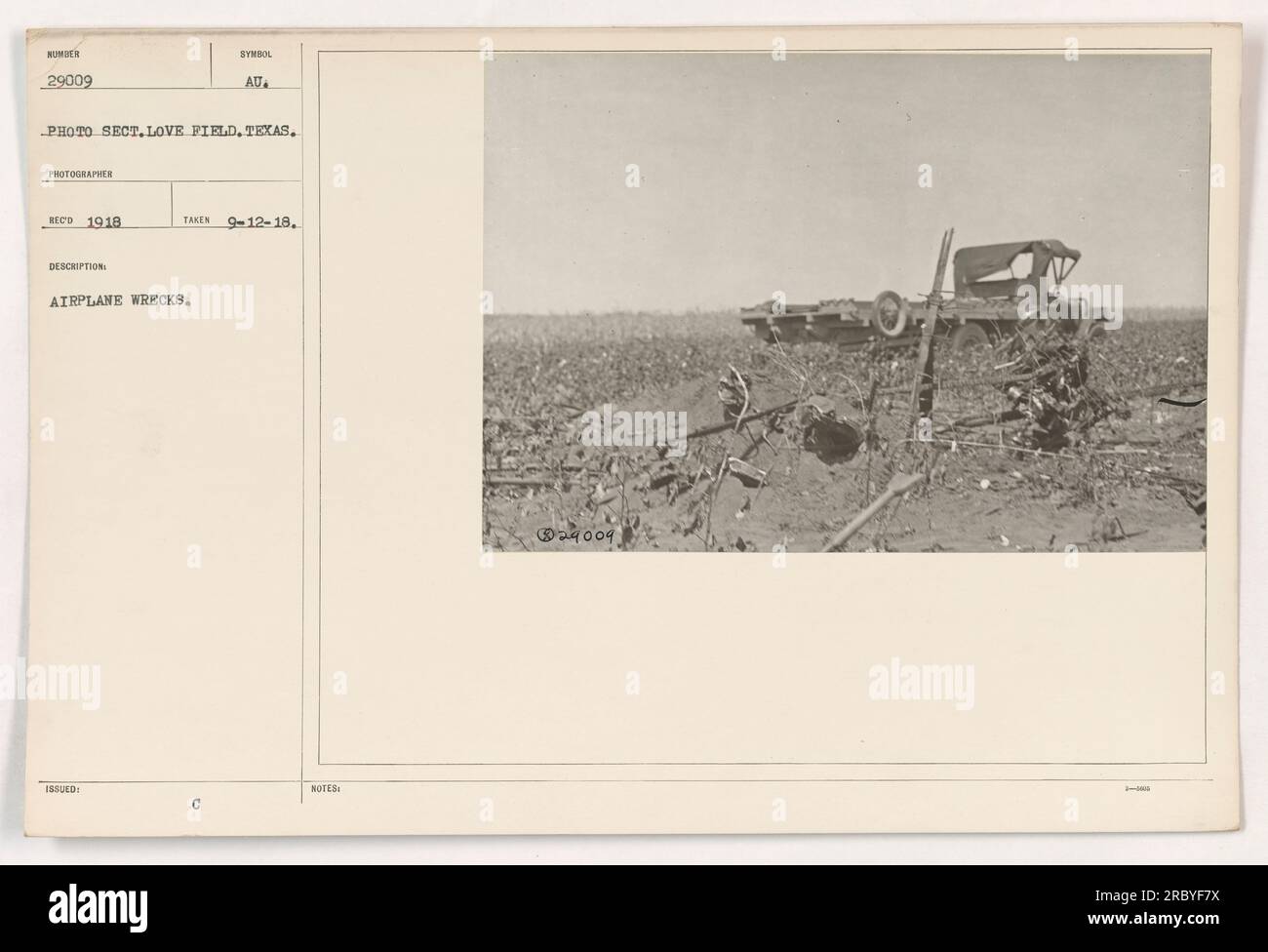 Questa fotografia mostra un gruppo di aeroplani simbolo danneggiati al Love Field in Texas, scattati il 12 settembre 1918. Il relitto indica le dure condizioni della guerra aerea durante la prima guerra mondiale. La fotografia è catalogata con il numero 29009 nella collezione ed è stata ricevuta nel 1918. Foto Stock