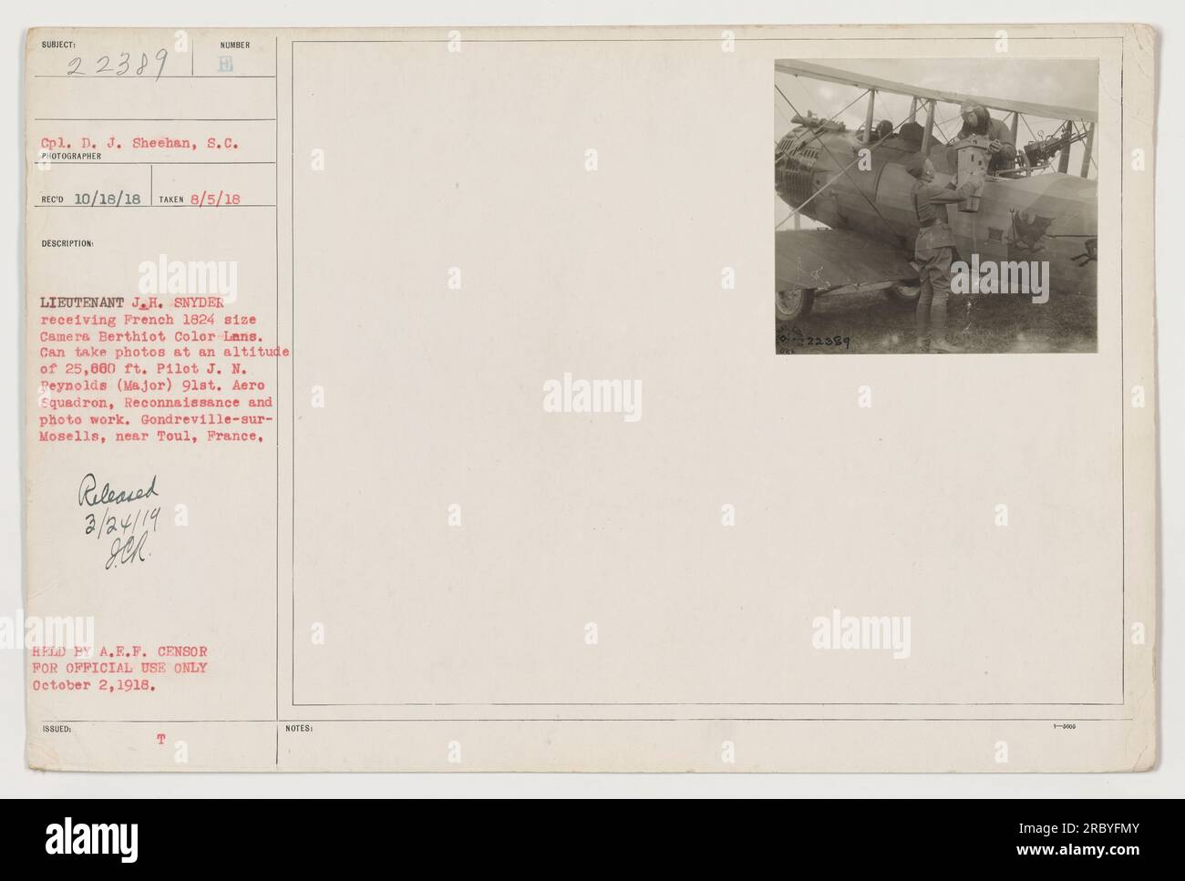 Tenente J.H. Snyder riceve una fotocamera francese 1824 con obiettivo a colori Berthiot. La fotocamera è in grado di scattare foto a un'altitudine di 25.660 m. È accompagnato dal pilota J.N. Reynolds, un maggiore del 91st Aero Squadron assegnato alla ricognizione e al lavoro fotografico. La foto è stata scattata a Gondreville sur-Moselle vicino a Toul, in Francia, il 5 agosto 1918. Questa immagine è detenuta dalla censura A.E.F. solo per uso ufficiale, ed è stata pubblicata il 24 febbraio 1919. Foto Stock