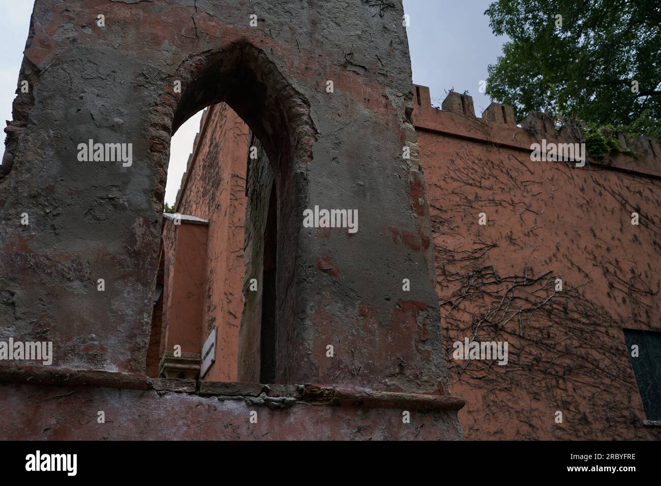 Valeggio sul Mincio, Italia - 1 luglio 2023 - Parco Giardino Sigurta - il piccolo Castello - Veneto regione - Italia punti di riferimento Foto Stock