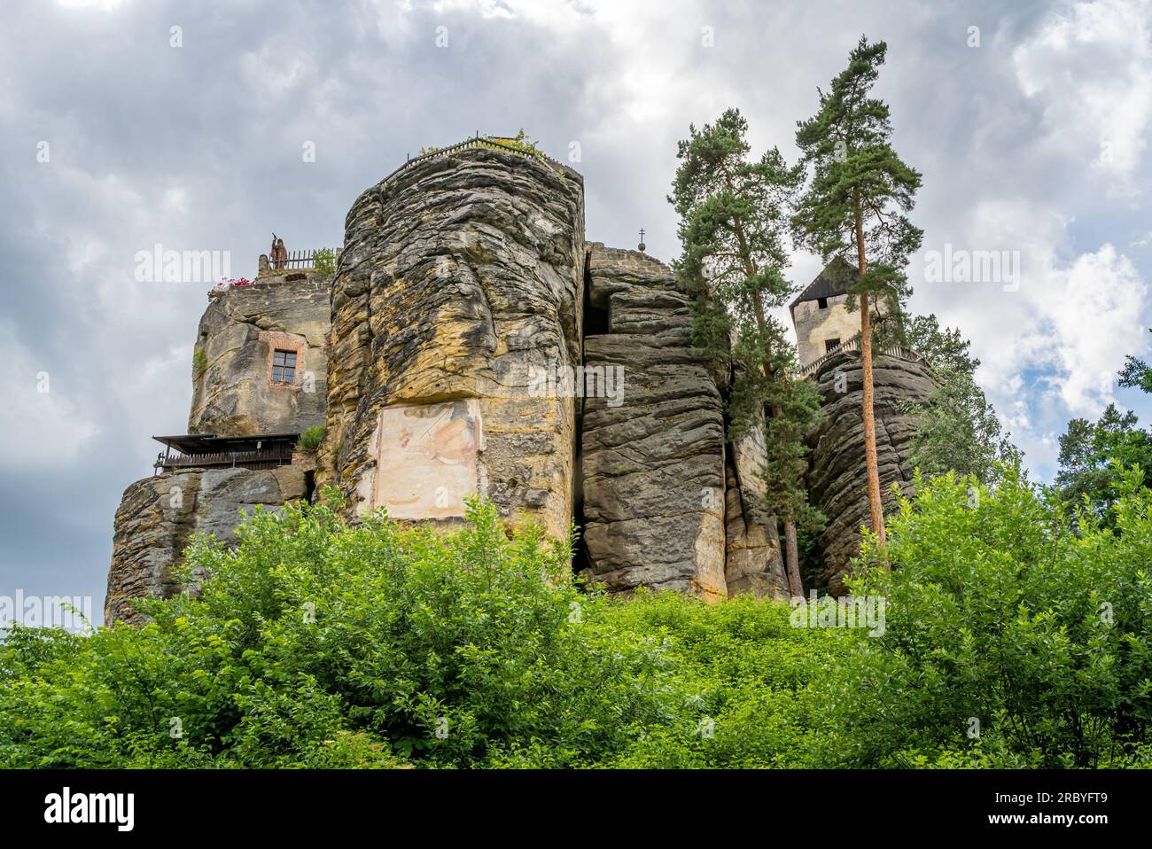 Vista del castello di Sloup, un castello roccioso nella regione di Liberec, Repubblica Ceca Foto Stock