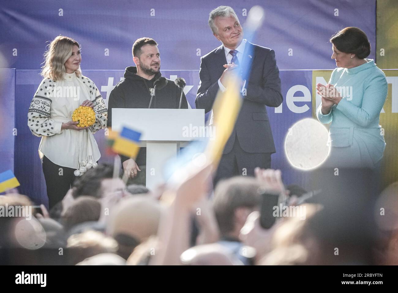 Vilnius, Lituania. 11 luglio 2023. Volodymyr Selenskyj, presidente dell'Ucraina, e sua moglie Olena Selenska cantano l'inno nazionale ucraino insieme a Gitanas Naus·da (2nd vr), presidente della Lituania, e sua moglie Diana Nausediene ai margini del vertice della NATO dopo un discorso pubblico nella capitale lituana. Tra i temi da discutere al vertice ci saranno ulteriori passi per rafforzare la deterrenza e la difesa. Discuterà inoltre degli obiettivi di spesa per la difesa e del sostegno continuo all'Ucraina. Crediti: Kay Nietfeld/dpa/Alamy Live News Foto Stock