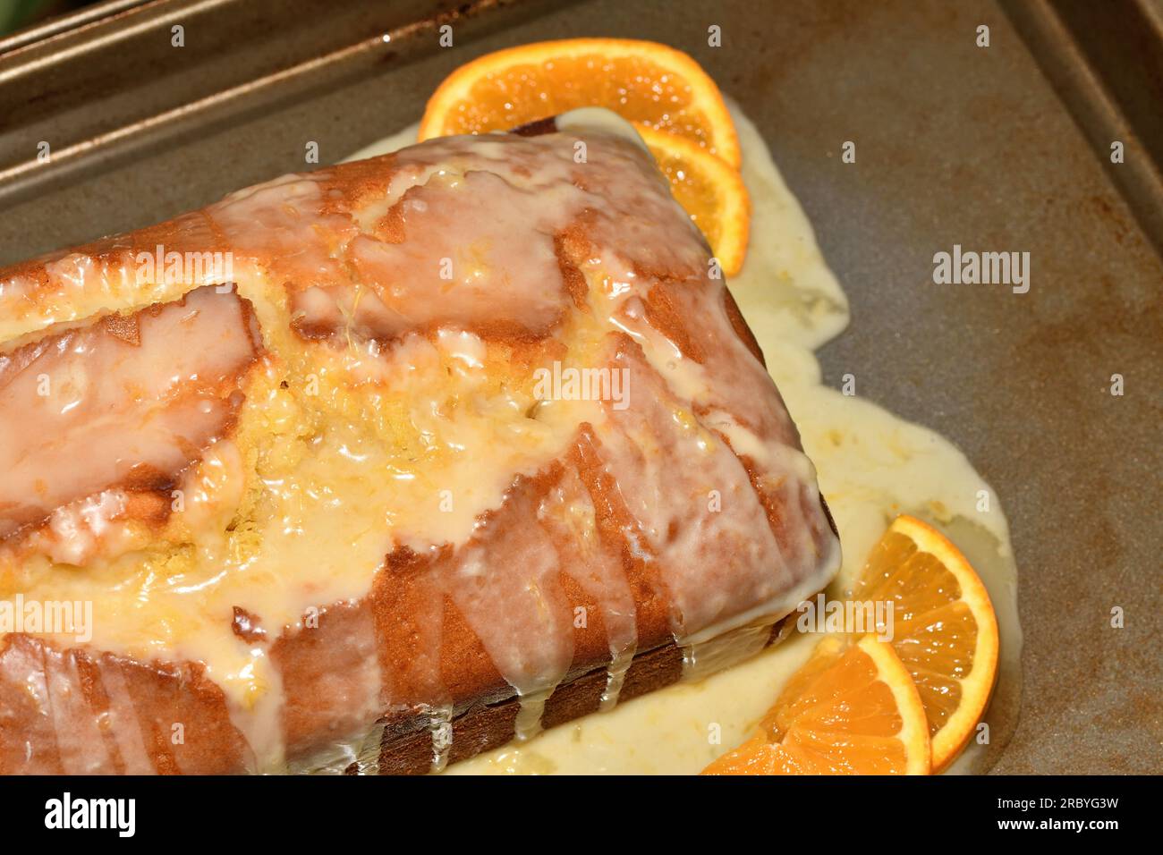 Torta d'arancia fatta in casa appena sfornata. Foto Stock