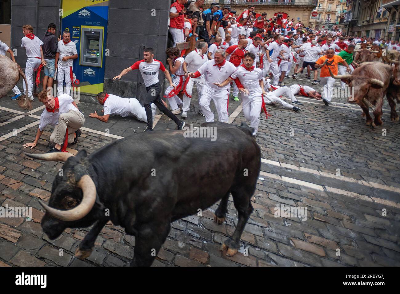 Pamplona, Spagna. 11 luglio 2023. I tori combattenti corrono tra i partecipanti durante le festività di San Fermin. Quinta corsa dei tori a Pamplona durante i festeggiamenti di San Fermín, sei tori del ranch Núñez del Cuvillo hanno corso il tratto di 850 metri per raggiungere l'arena di Pamplona in un tempo di 2 minuti e 21 secondi, lasciando diversi feriti con lividi lungo il percorso. Credito: SOPA Images Limited/Alamy Live News Foto Stock