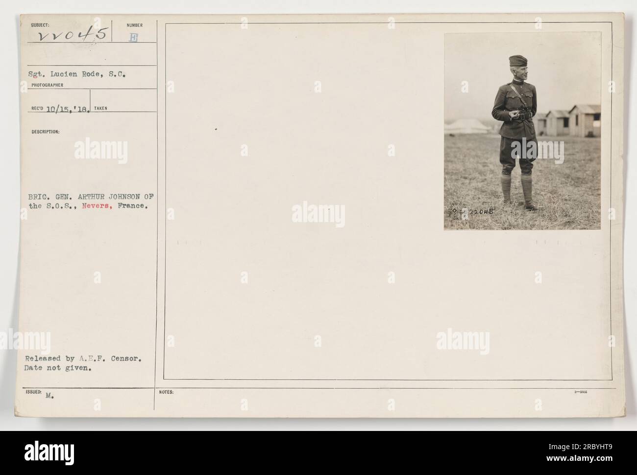 L'immagine mostra il sergente Lucien Rode, Signal Corps, Meeting Brig. Il generale Arthur Johnson dell'8th Ordnance Company a Nevers, Francia durante la prima guerra mondiale La foto è stata scattata in una data non specificata ed è stata rilasciata dalla A.E.F. Censor. Fonte: RECO 10/15, 18, PRENDE la descrizione: NUMERO e BRIC. GEN. ARTHUR JOHNSON DEL 8,0.8., Nevers, Francia. Foto Stock