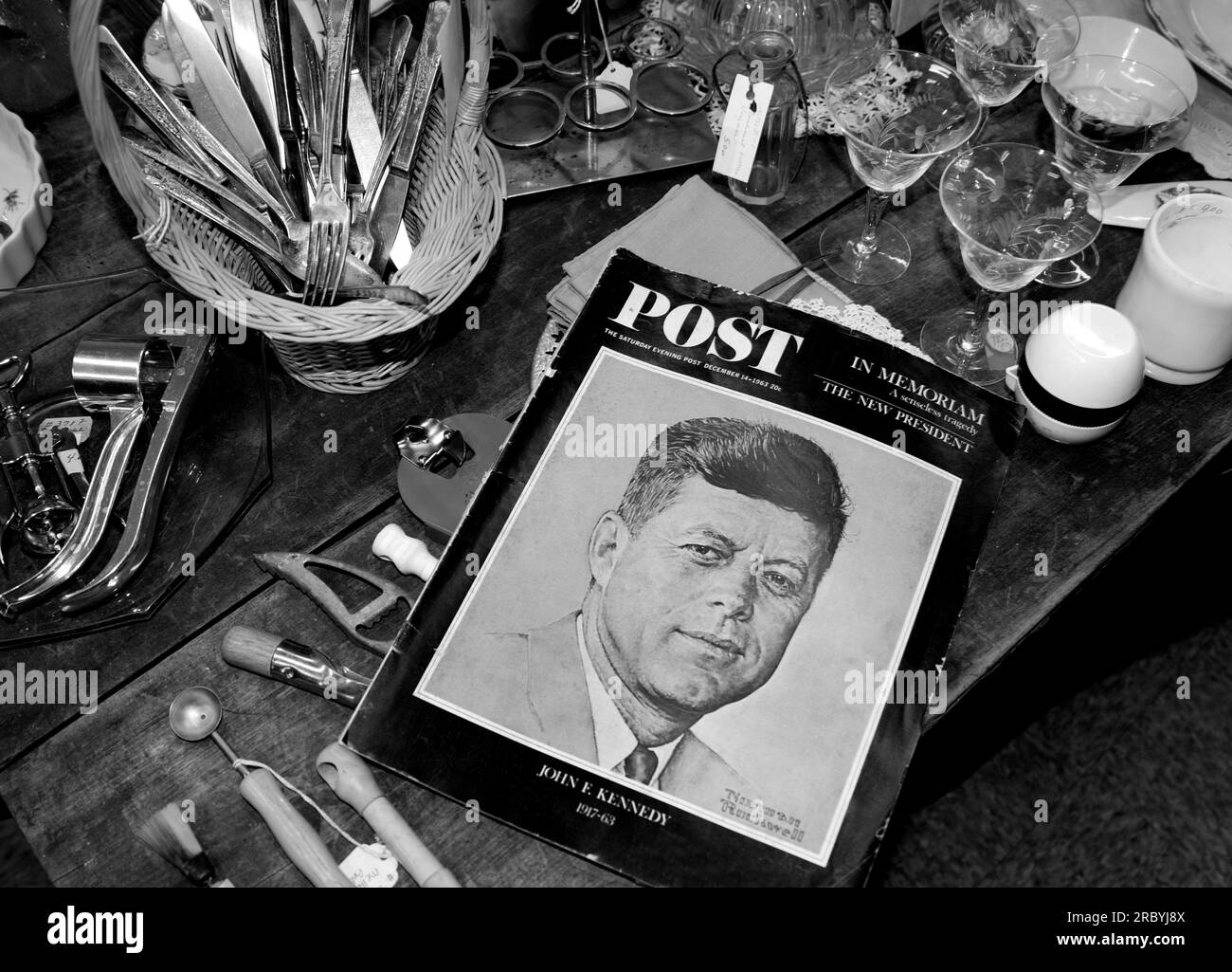 Gli articoli vintage in vendita in un negozio di antiquariato americano includono un numero del 1964 del Saturday Evening Post con il presidente John Kennedy sulla copertina. Foto Stock