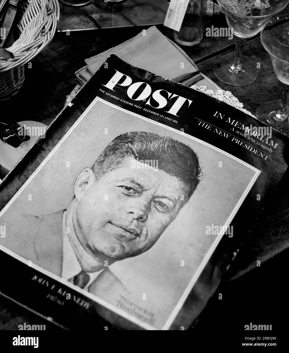 Gli articoli vintage in vendita in un negozio di antiquariato americano includono un numero del 1964 del Saturday Evening Post con il presidente John Kennedy sulla copertina. Foto Stock