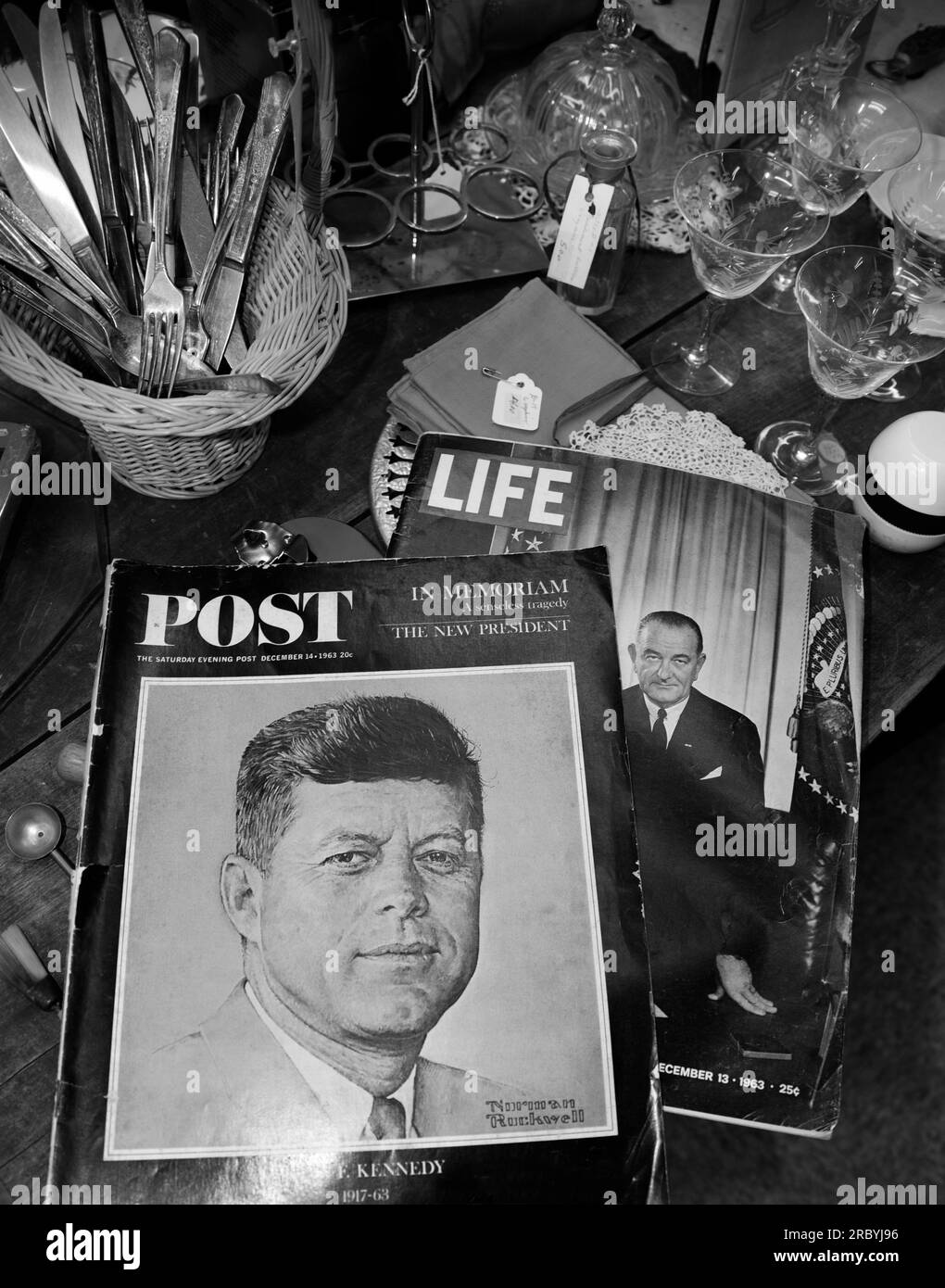 Gli articoli vintage in vendita in un negozio di antiquariato americano includono un numero del 1964 del Saturday Evening Post con il presidente John Kennedy sulla copertina. Foto Stock