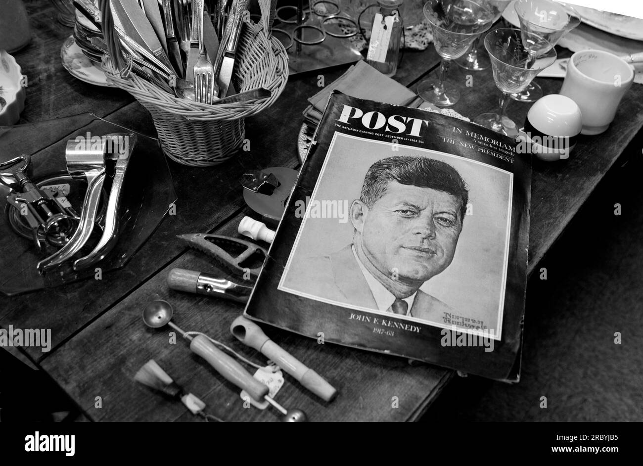 Gli articoli vintage in vendita in un negozio di antiquariato americano includono un numero del 1964 del Saturday Evening Post con il presidente John Kennedy sulla copertina. Foto Stock