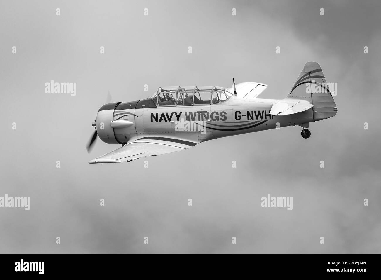 Navy Wings - 1952 Harvard T-6 «G-NWHF» aviotrasportato allo Shuttleworth Military Airshow il 2 luglio 2023. Foto Stock