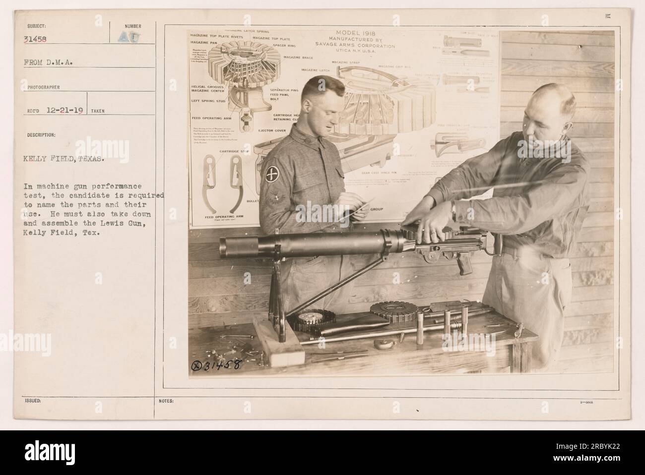 Soldato che partecipa a un test di prestazione della mitragliatrice a Kelly Field, Texas. Al soldato viene richiesto di nominare le parti della pistola Lewis e il loro uso, nonché di smontare e assemblare la pistola. La pistola è prodotta dalla Savage Arms Corporation a Utica, New York. Foto Stock