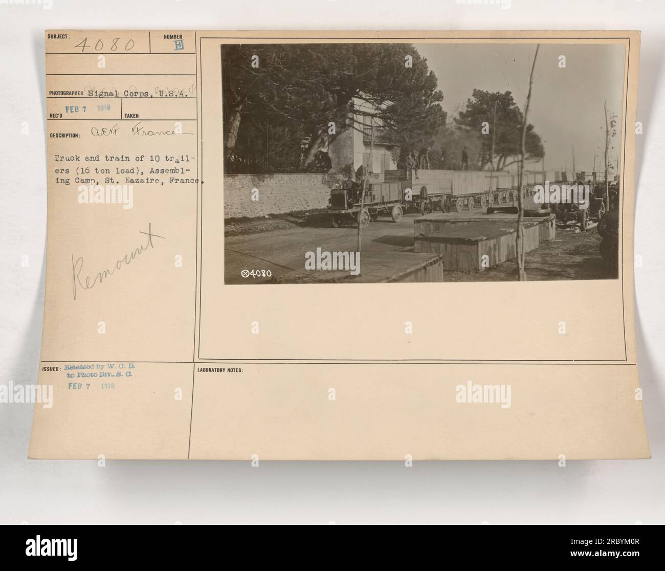 Camion e treno di 10 rimorchi, ciascuno con un carico di 16 tonnellate, visto nel campo di assemblaggio di St. Nazaire, Francia. La foto è stata scattata il 7 febbraio 1918 dal Signal Corps, U.S.A. È stato pubblicato dalla W.O.D. per The Photo Div., 8th Army. Le note di laboratorio non sono specificate. Foto Stock