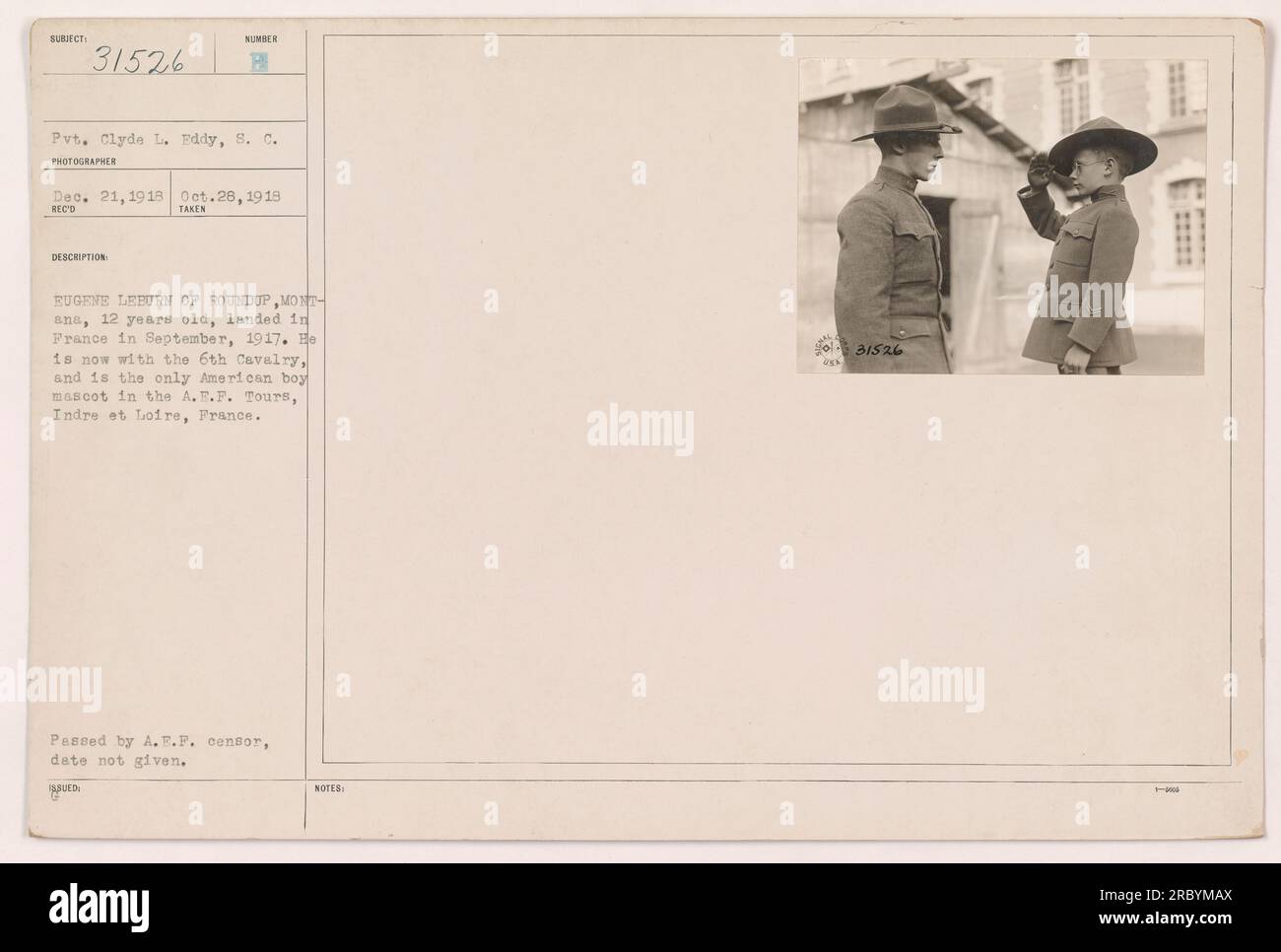 "Pvt. Clyde L. Eddy, 8. C., ha scattato questa foto il 21 dicembre 1918. L'immagine mostra Eugene Leburn di Roundup, Montana, che all'epoca aveva 12 anni. Leburn sbarcò in Francia nel settembre 1917 e attualmente sta servendo con il 6th Cavalry. E' l'unica mascotte maschile americana nell'A.E.P. La foto è stata scattata a Tours, Indre et Loire, in Francia. È stato emesso e approvato dalla A.E.F. censor, senza una data specificata." Foto Stock