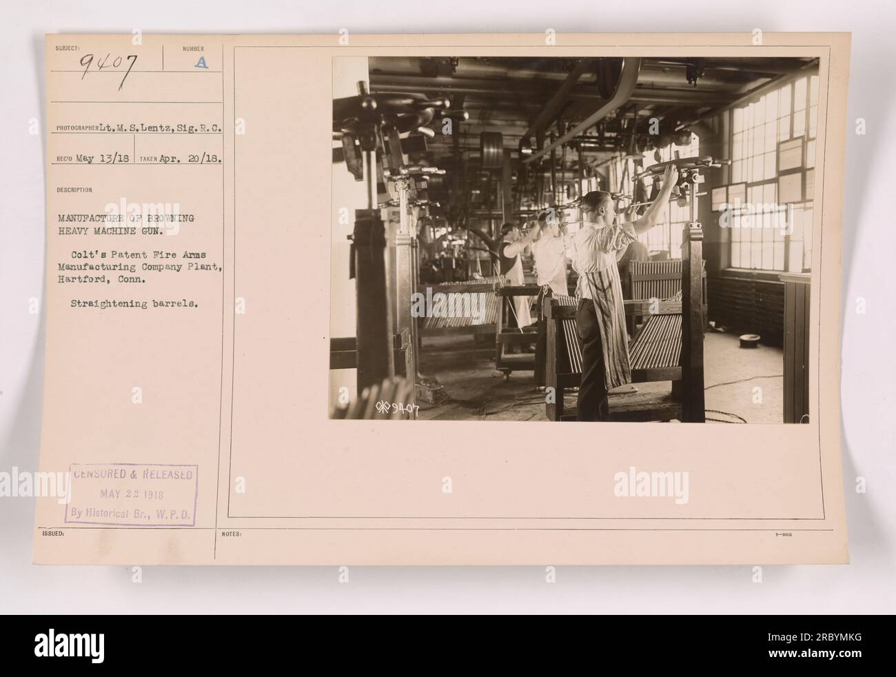 Un lavoratore dello stabilimento della Colt Patent Fire Arms Manufacturing Company di Hartford, Connecticut, si vede raddrizzare i barili per la produzione di mitragliatrici pesanti Browning. Questa fotografia è stata scattata dal tenente M. S. lenta, Signal Reserve Corps, il 13 maggio 1918, e pubblicata per la pubblicazione il 22 maggio 1918. Foto Stock