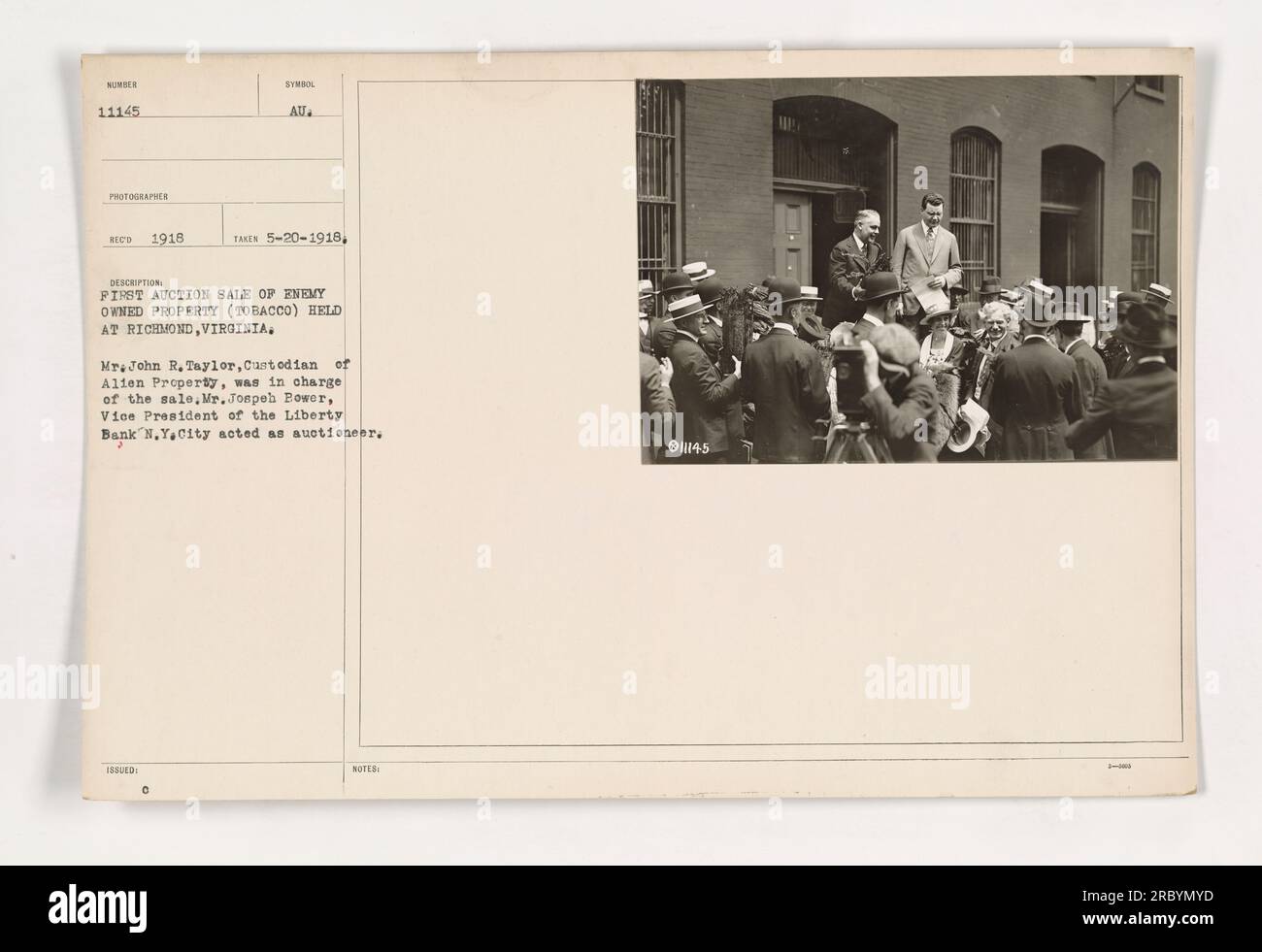 Didascalia: "Fotografia della prima vendita all'asta di proprietà del nemico (tabacco) tenutasi a Richmond, Virginia, nel 1918. Il signor John R. Taylor, custode della proprietà aliena, era responsabile della vendita, con il signor Joseph Bower, Vice Presidente della Liberty Bank di New York, che era il banditore d'asta. [Nota: Immagine numero 11145; fotografia scattata il 20 maggio 1918]." Foto Stock