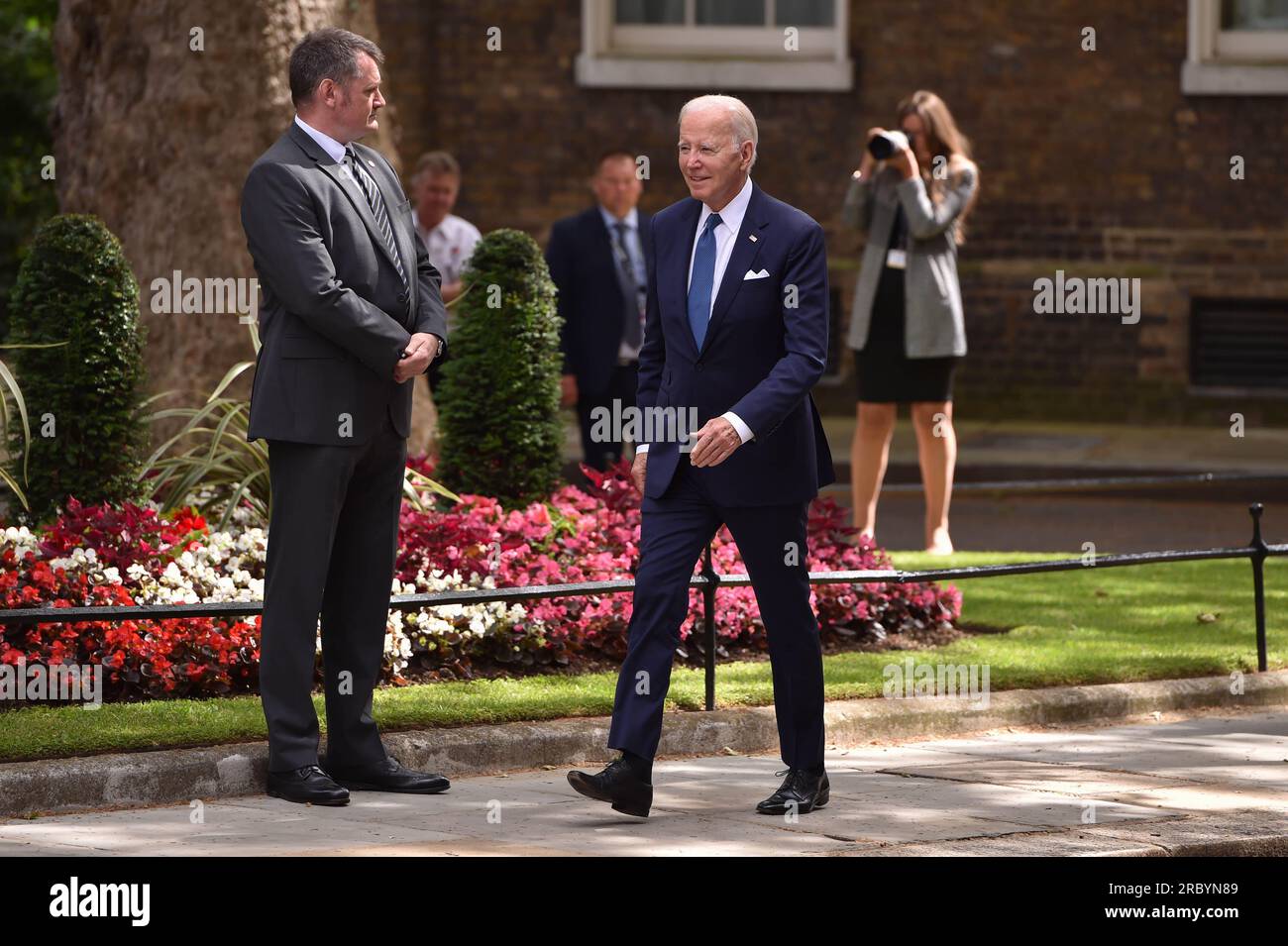 Il primo ministro britannico Rishi Sunak dà il benvenuto al presidente degli Stati Uniti Joe Biden al 10 di Downing Street. Il Presidente DEGLI STATI UNITI Biden sta tenendo colloqui con Sunak prima di recarsi in Lituania per un vertice NATO incentrato sul conflitto in Ucraina. Foto Stock