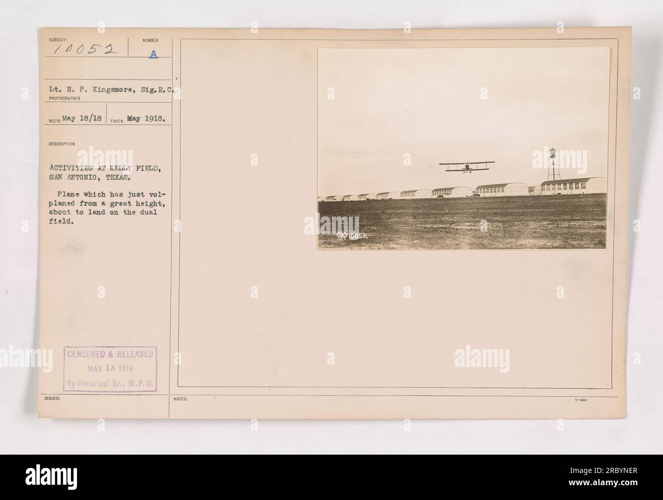 Si vede un aereo che sta per atterrare sul doppio campo al Kelly Field di San Antonio, Texas. L'immagine cattura il tenente H. P. Kingmore del Signal Reserve Corps dopo aver planato con successo da un'alta quota. La fotografia è stata scattata il 18 maggio 1918, ed è stata rilasciata, censurata e rilasciata dalla Historical Branch of the War Plans Division lo stesso giorno. Foto Stock