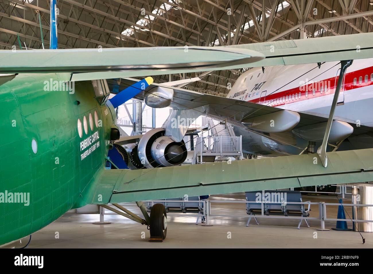 Antonov An-2 Colt Polar 1 biplano con il primo aereo passeggeri jumbo Boeing 747 Aviation Pavilion Museum of Flight Seattle Washington State USA Foto Stock