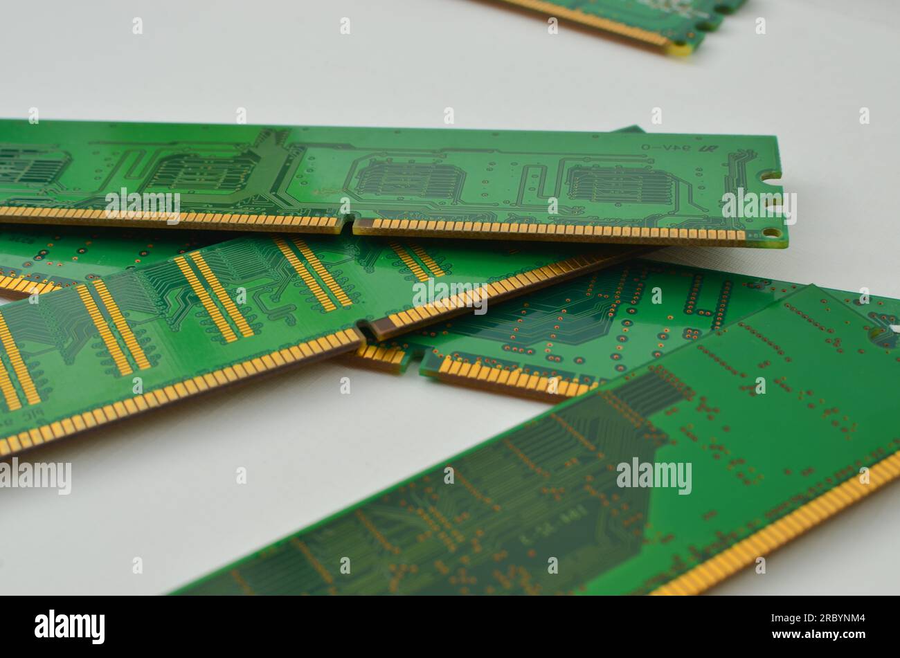 Primo piano di una scheda di memoria RAM del PC, su sfondo chiaro, che  illustra la potenza e la velocità dei componenti tecnologici Foto stock -  Alamy