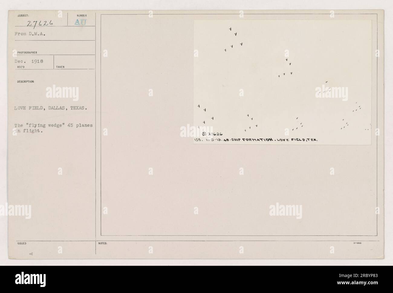 Una formazione di 45 aerei, noti come "Flying wedge", catturati sorvolando Love Field a Dallas, Texas, nel dicembre 1918. La fotografia è stata scattata da un fotografo DMA assegnato per documentare le attività militari americane durante la prima guerra mondiale Foto Stock