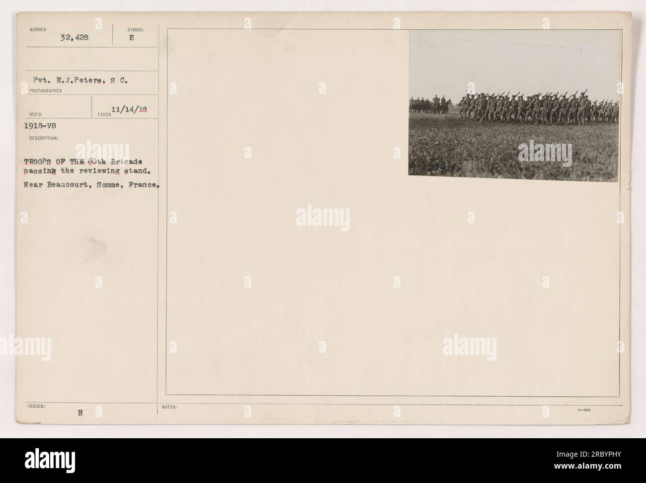 Pvt. E.J. Peters dell'8th Cavalry passò la posizione di revisione con le truppe della 60th Brigade vicino a Beaucourt, somme, Francia nel 1918. Fotografia scattata dal fotografo E. Troops il 14 novembre 1918. Foto Stock