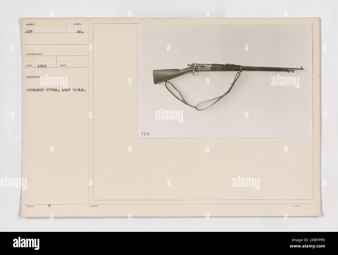 La fotografia 111-SC-428 cattura diversi tipi di fucili utilizzati dall'esercito americano durante la prima guerra mondiale. I fucili nella foto sono noti come fucili WUNDER, e l'immagine è stata scattata dal fotografo ECO nel 1919. Questa immagine è stata utilizzata per la documentazione e la categorizzazione di vari tipi di ordigni. Foto Stock