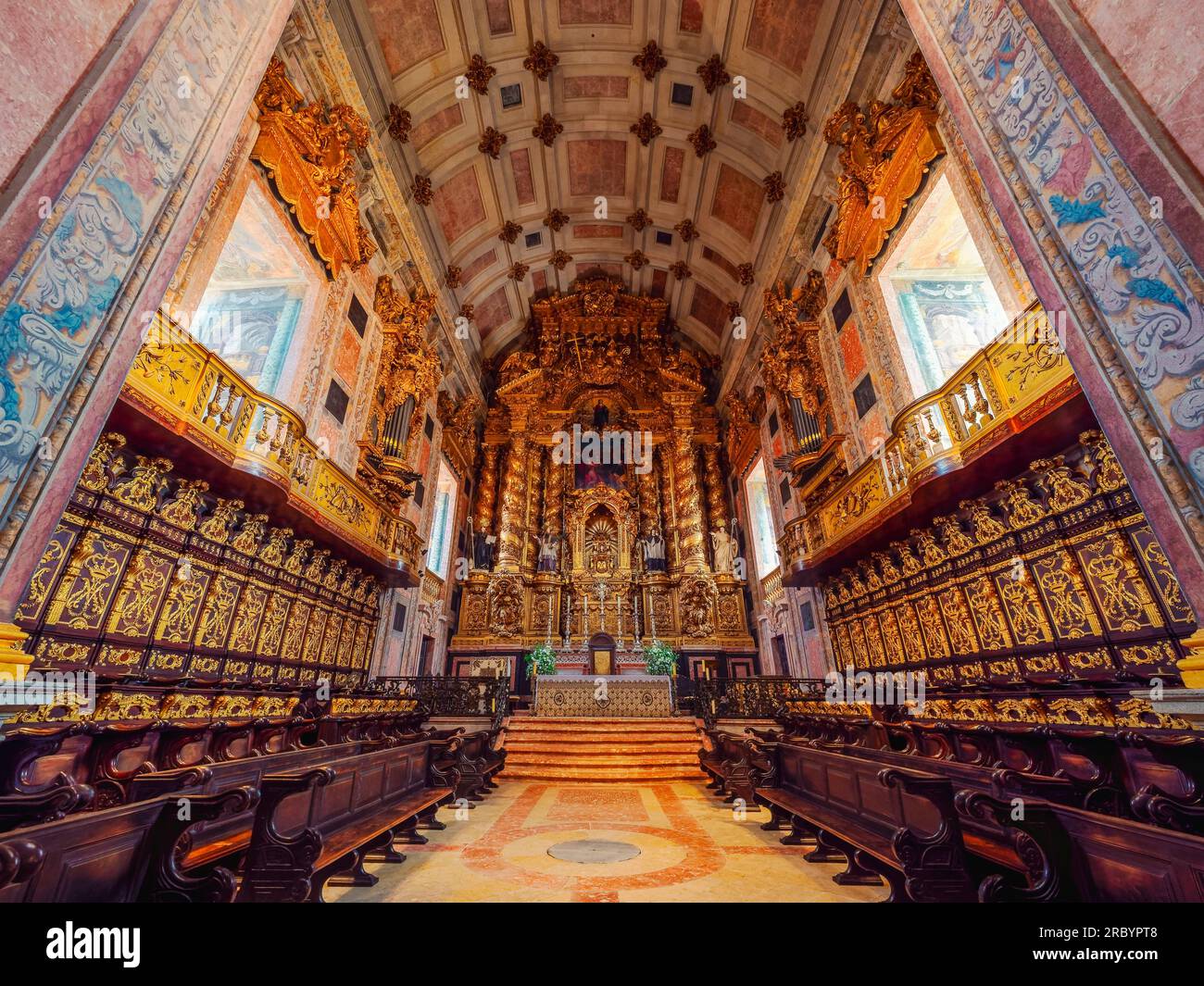 Il famoso interno della cattedrale se di Porto e la chiesa cattolica romana nel centro storico della città, che è il più antico monumento del Portogallo Foto Stock