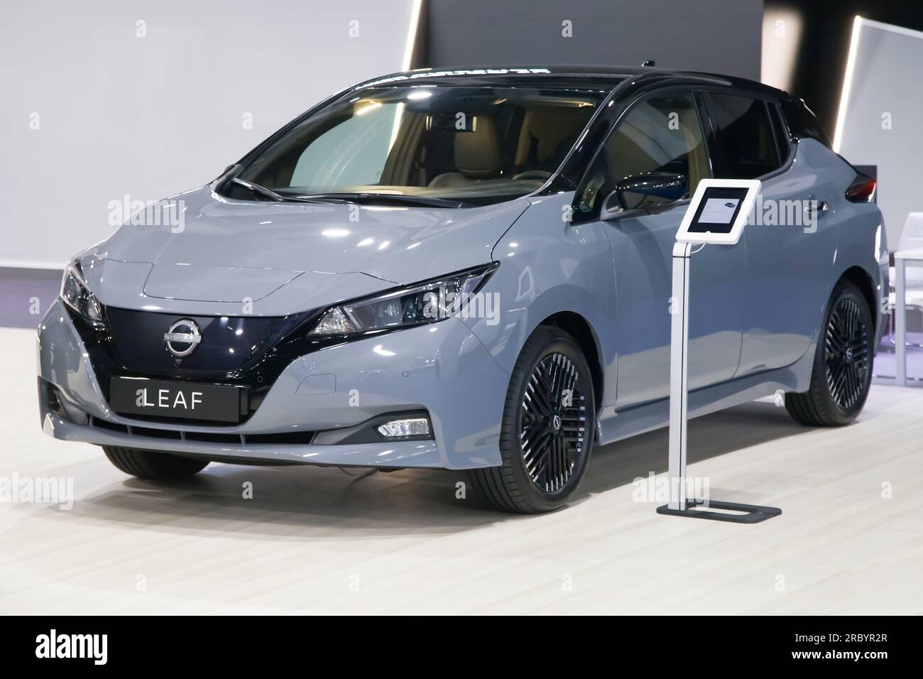 Barcellona, Spagna - 14 maggio 2023: Nissan Leaf Tekna Auto in mostra all'Automobile Barcelona 2023 di Barcellona, Spagna. Foto Stock