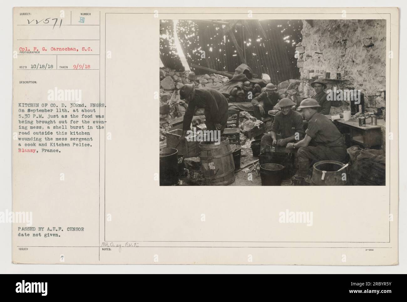 CPL G. Carnochan, S.C. posa in cucina del Co. D. 302ND. ENGRS a Blansy, Francia. Il 9 settembre 1918, un guscio è esploso nella strada fuori da questa cucina durante la cena, causando lesioni al sergente, un cuoco e una polizia di cucina. La foto è stata ricevuta il 18 ottobre 1918. La data in cui l'immagine è stata scattata non è stata fornita. La fotografia è stata emessa e passata dall'A.R.F. Censura, ma la data di questa azione è sconosciuta. Foto Stock
