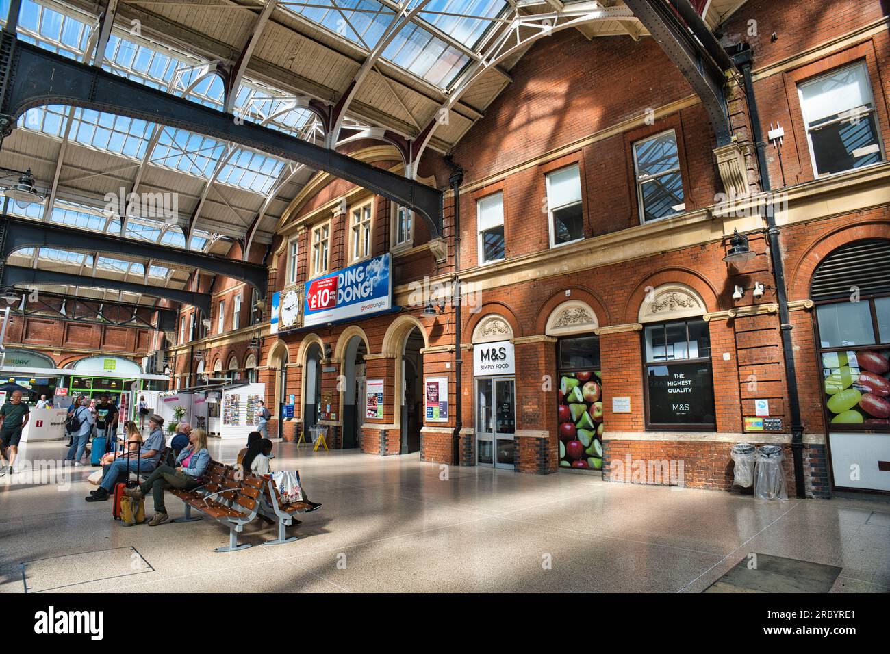 Interno della stazione ferroviaria di Norwich Thorpe Foto Stock