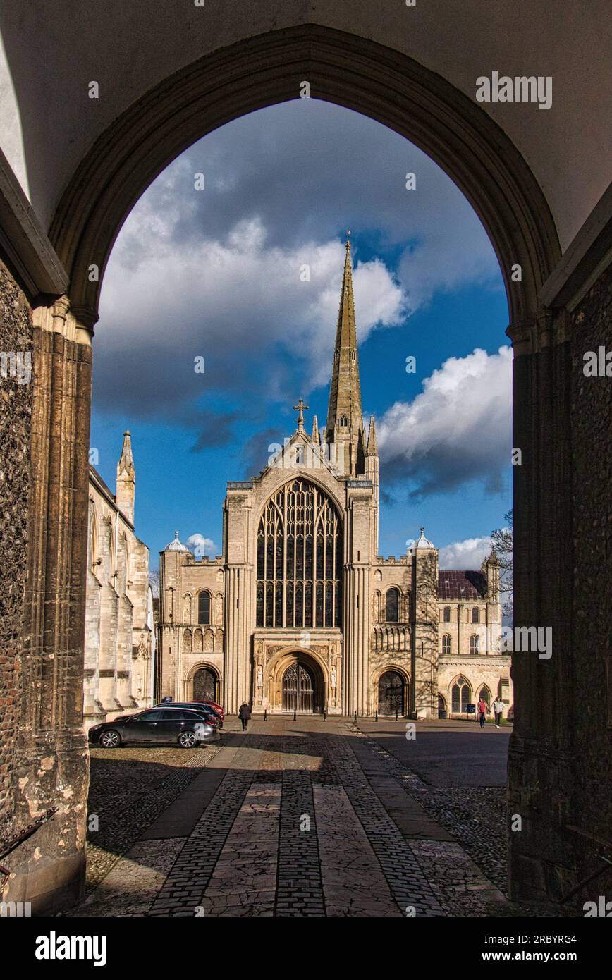 Norwich Cathedral, fronte ovest dalla porta di Erpingham Foto Stock