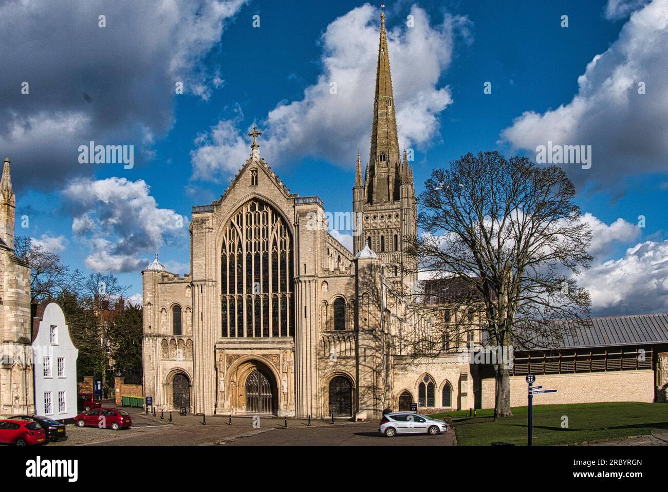 Fronte ovest della cattedrale di Norwich Foto Stock
