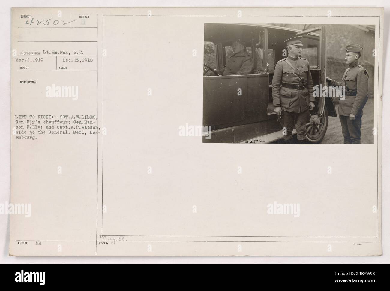 Didascalia: "Da sinistra a destra: Sergente A.W. Liles, l'autista del generale Hanson E. Ely; il generale Hanson E. Ely; e il capitano A.P. Watson, in piedi al fianco del generale durante il loro soggiorno a Merl, in Lussemburgo. Fotografia scattata dal tenente W. Fox il 1 marzo 1919. Foto rilasciata il 15 dicembre 1918 recante il numero di identificazione 111-SC-42502." Foto Stock