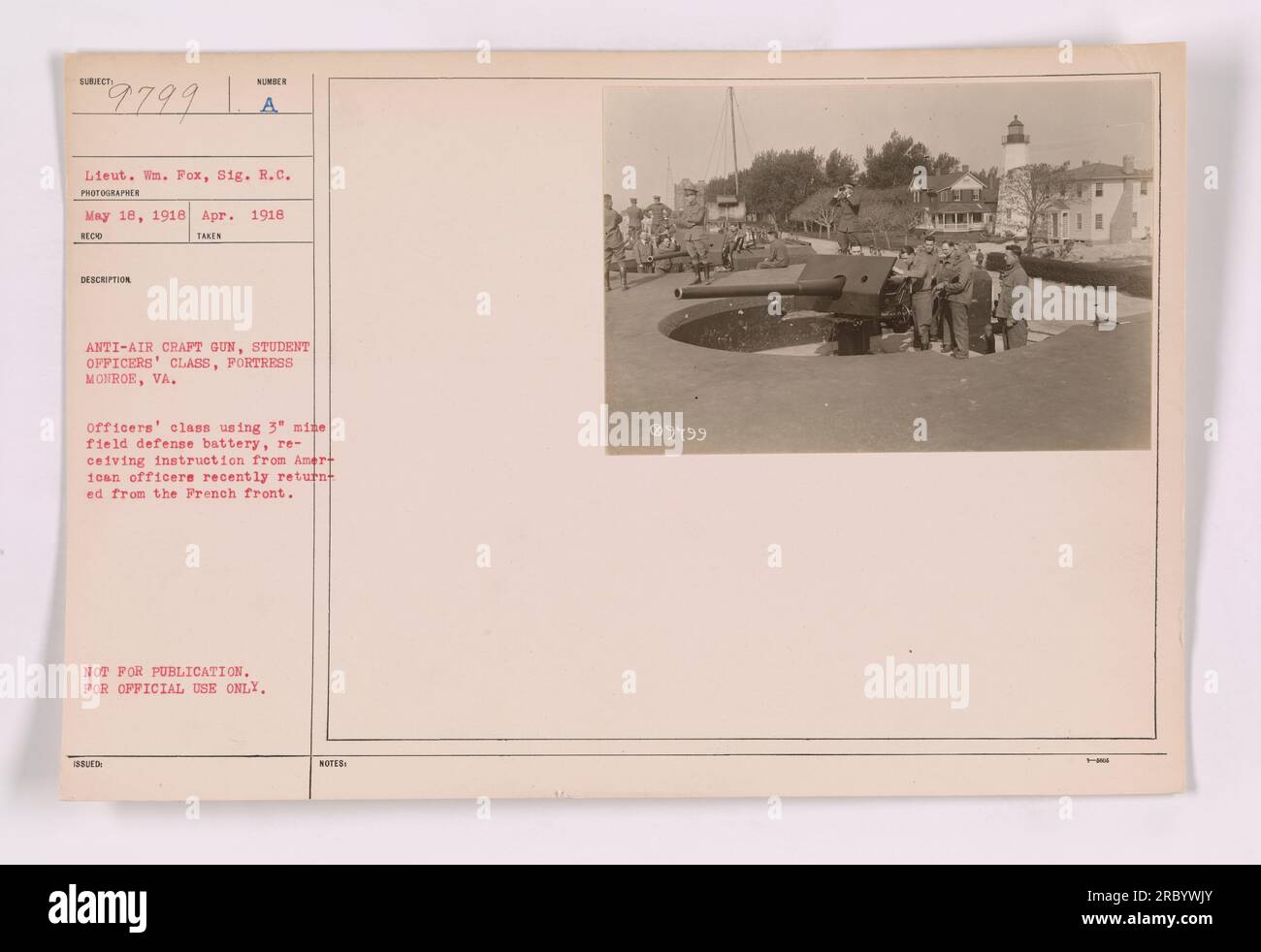 Classe di allievi di armi antiaeree a Fortress Monroe, Virginia. Gli ufficiali stanno usando una batteria di difesa da campo da 3' mine e ricevono istruzioni da ufficiali americani che sono tornati dal fronte in Francia. Questa fotografia è stata scattata nell'aprile 1918 ed è esclusivamente per uso ufficiale, non per la pubblicazione." Foto Stock