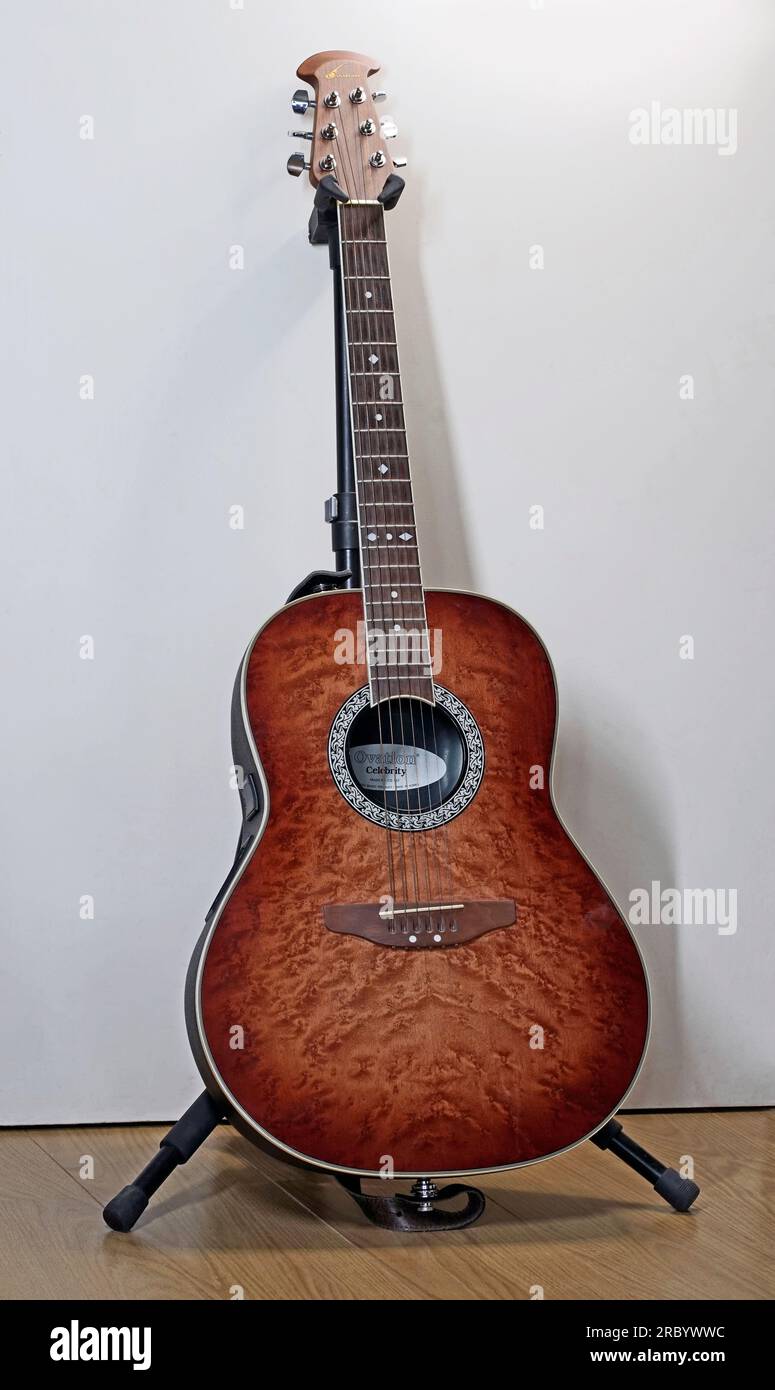Itterbeck, Germania - giugno 28 2023 Una chitarra acustica Burled Maple Celebrity di Ovation su uno stand per chitarra Foto Stock