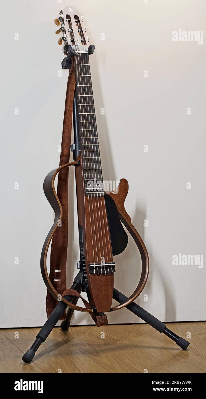 Itterbeck, Germania - giugno 28 2023 Una chitarra silenziosa Yamaha su uno stand Foto Stock