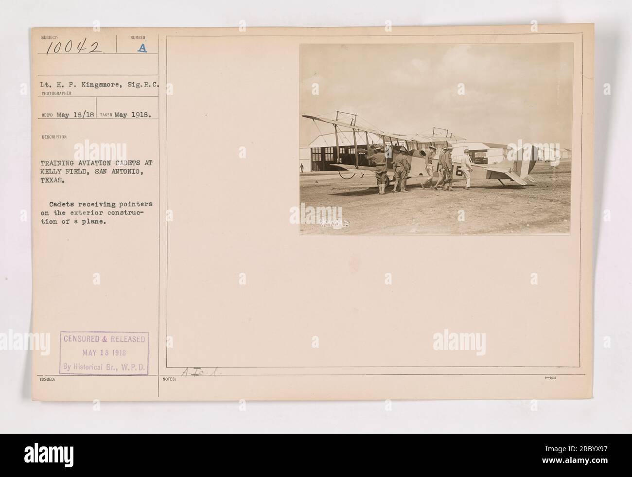 Cadetti a Kelly Field a San Antonio, Texas, ricevendo istruzioni sulla costruzione esterna di un aereo durante il loro addestramento aeronautico. Fotografia scattata dal tenente H.P. Kingsmore del Signal Corps. Questa immagine fa parte di una collezione di fotografie che documentano le attività militari americane durante la prima guerra mondiale Foto Stock